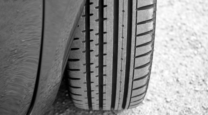 Contrôle continu des pneus, les conseils d'entretien automobile de FORD à Dijon