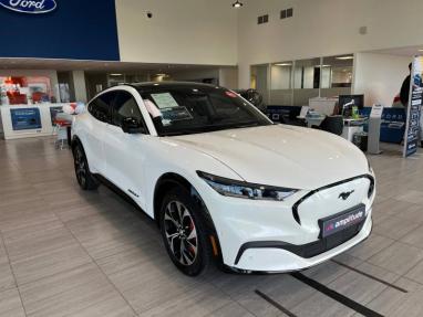 Voir le détail de l'offre de cette FORD Mustang Mach-E Extended Range 99kWh 351ch AWD 9cv de 2022 en vente à partir de 68 900 € 